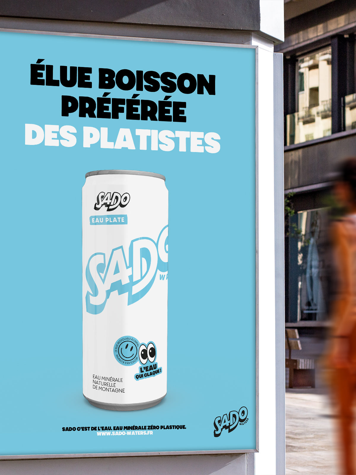 Campagne d'affichage abribus SADO Waters Boisson préférée des platistes. Eau minérale plate en canette 500 ml