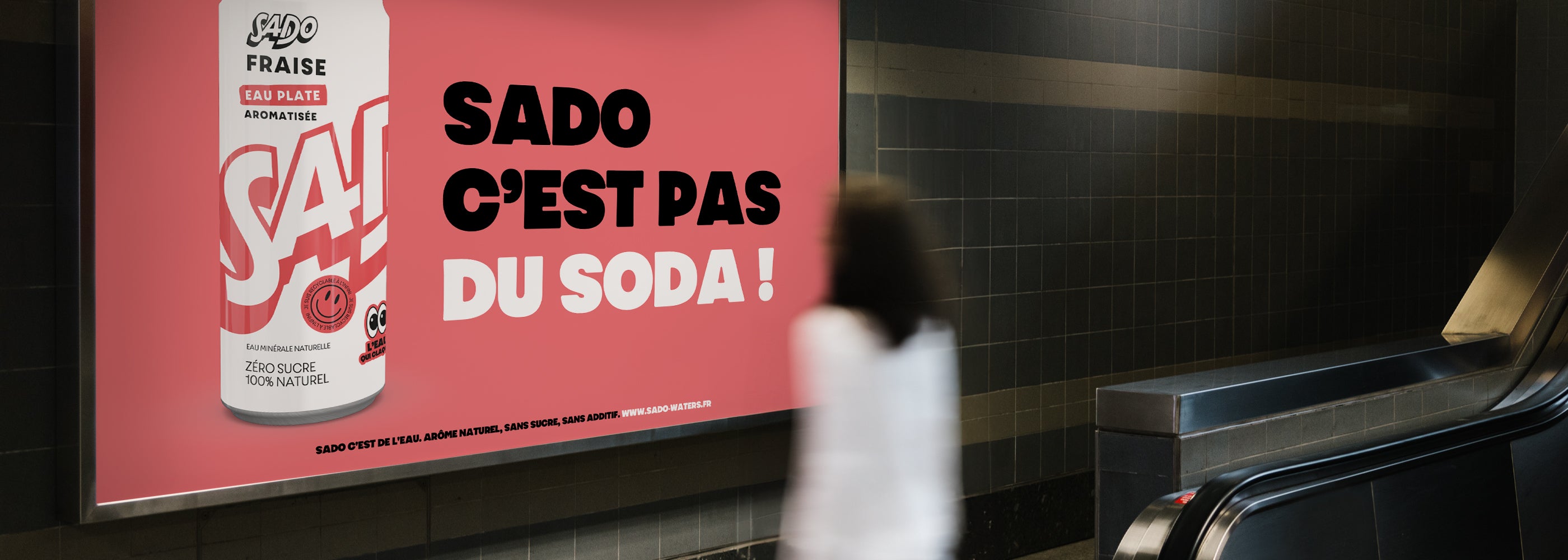 Campagne d'affichage métro SADO Waters c'est pas du soda. Eau minérale plate aromatisée à la fraise sans sucre en canette 330 ml