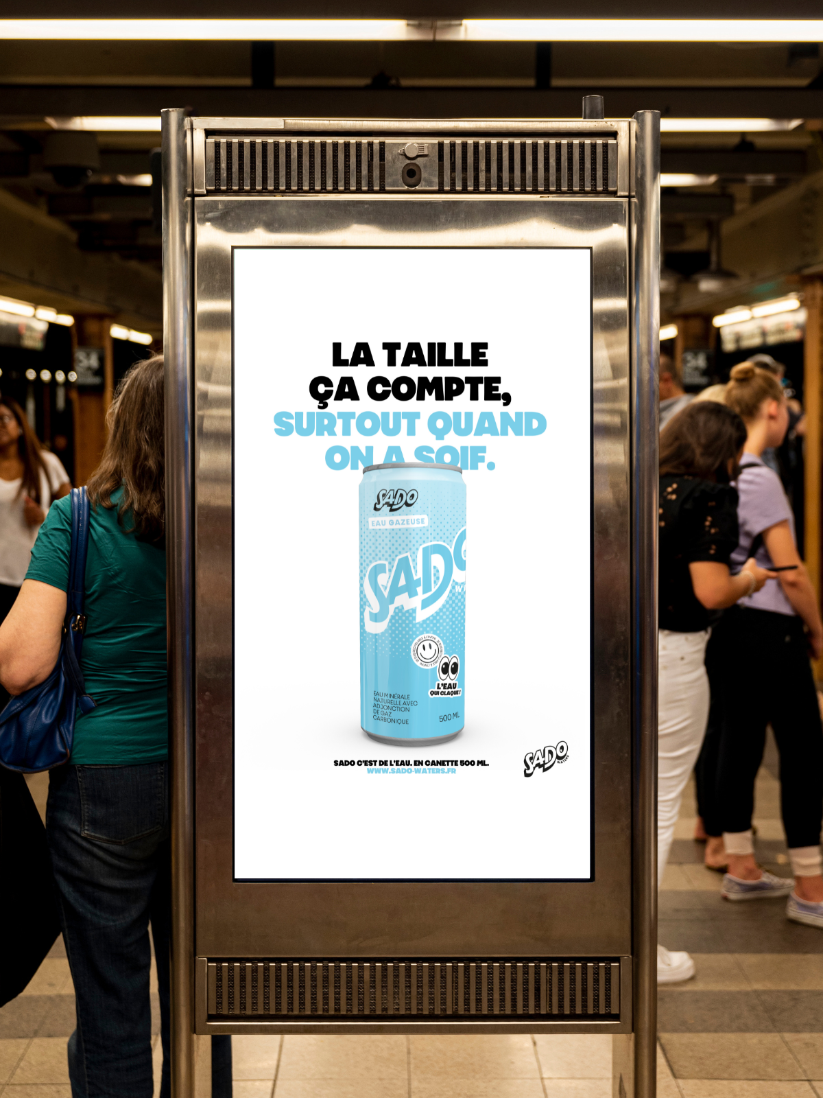 Campagne d'affichage métro La taille ça compte surtout quand on a soif. Eau minérale gazeuse en canette 500 ml