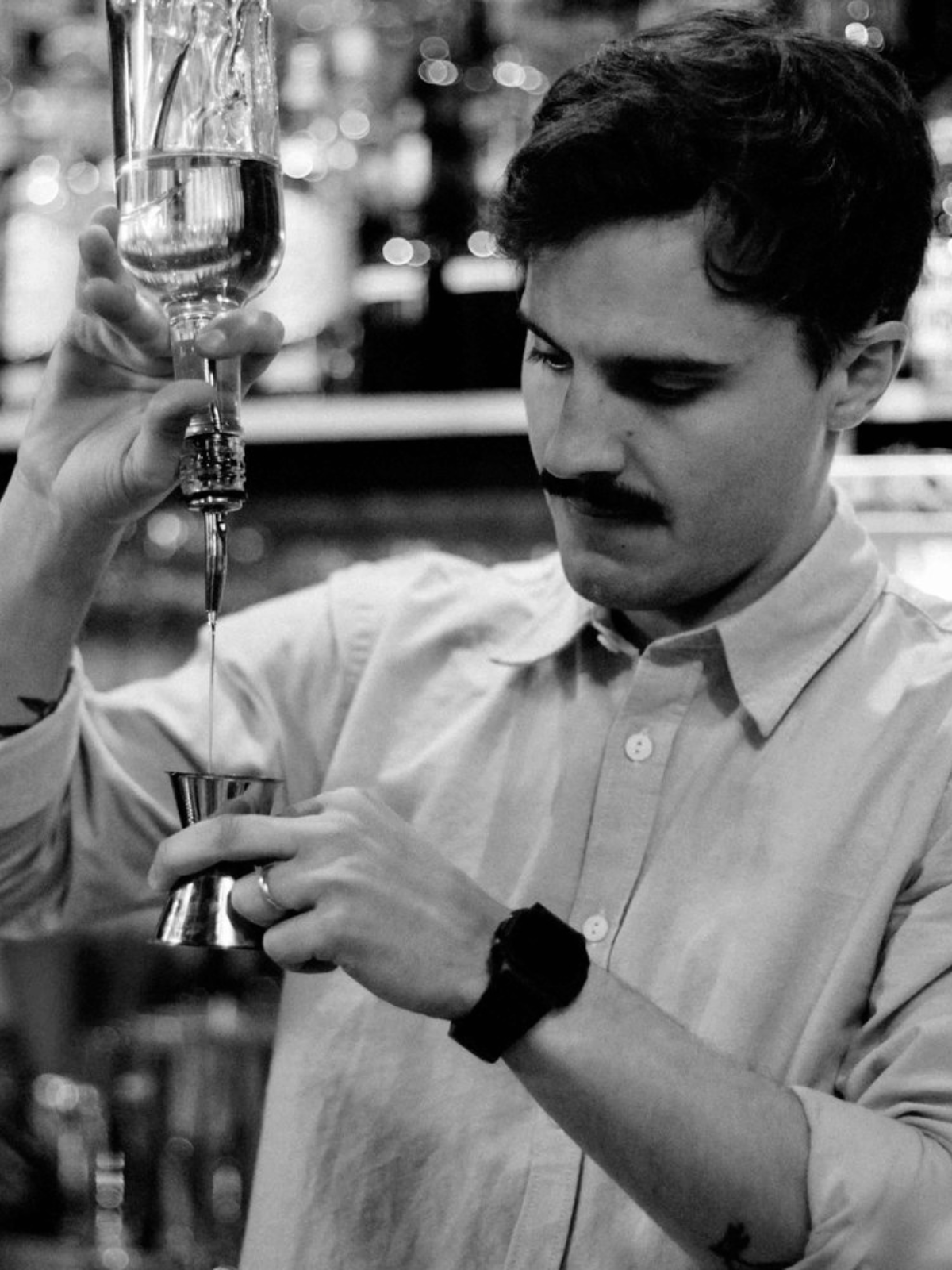 Fondateur de SADO Waters en train de préparer un cocktail, bartender